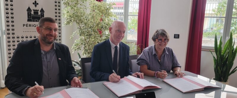 Signature d&rsquo;une charte « buralistes bienveillants »