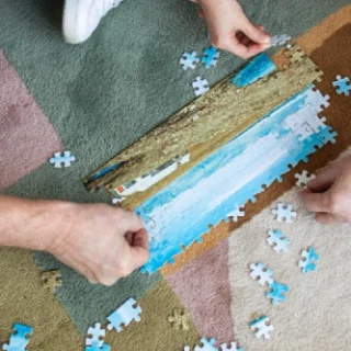 Jeux pour personnes atteintes d’Alzheimer : quelles activités privilégier pour stimuler la mémoire ?